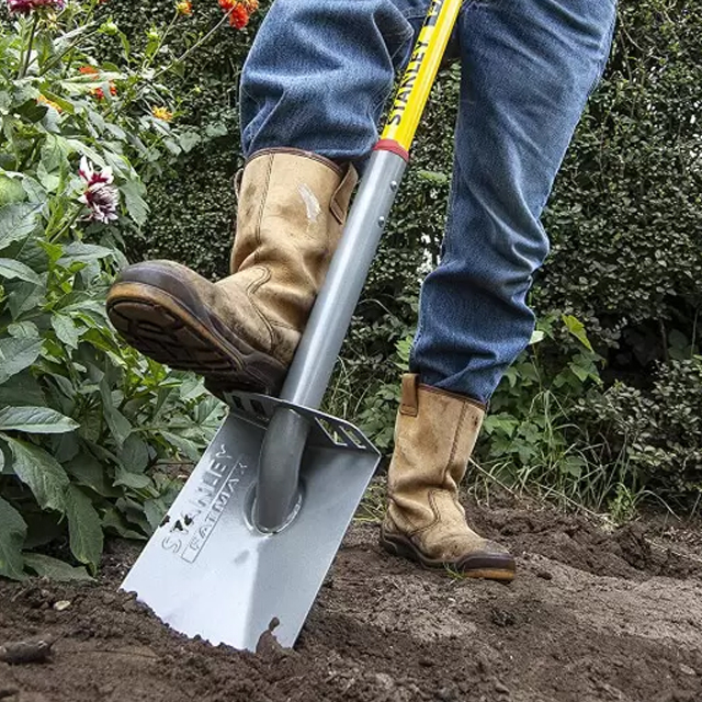 Picture of a shovel digging